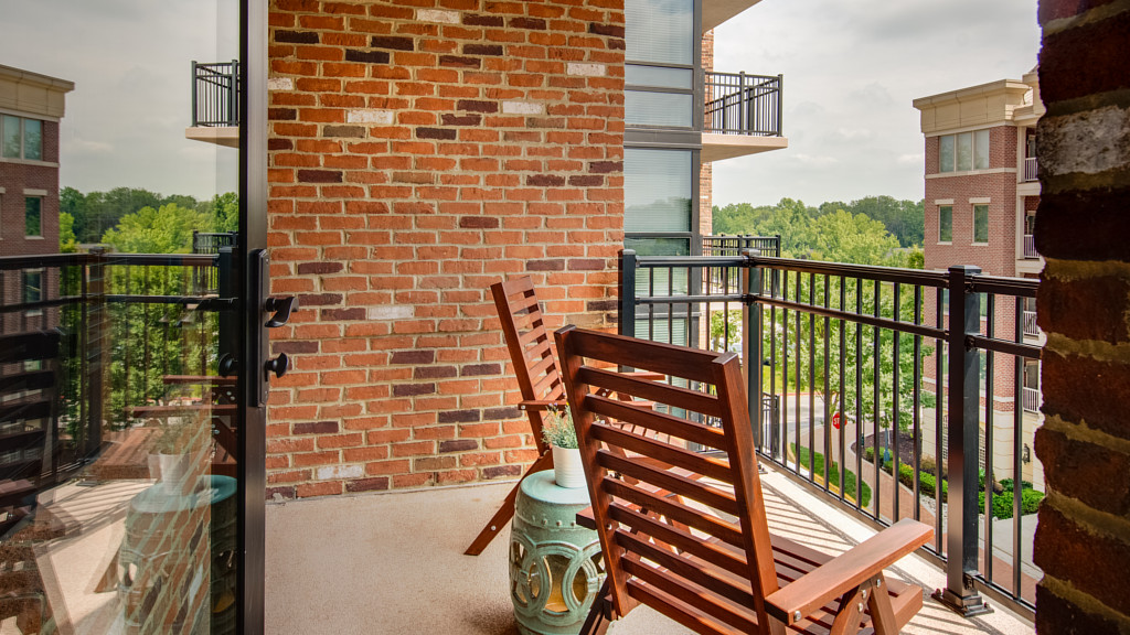 10Lakehouse_J.Sauers_Int_Apartment_Balcony_August2017