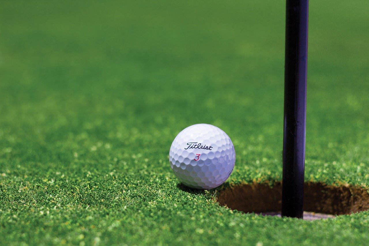 Tee Off This Summer at Fairway Hills Golf Course LAKEHOUSE